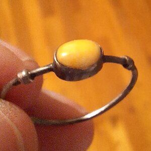 Precious Vintage 925 Silver Delicate Ring w/ Buttery Cabochon Stone Size 5.5
